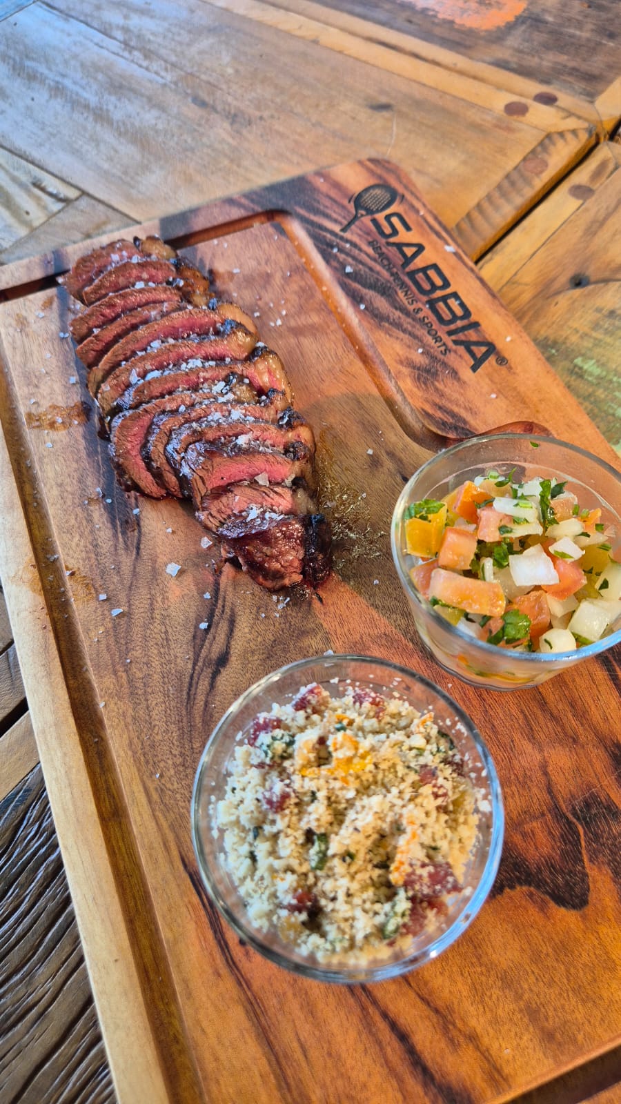 Picanha fatiada na tábua com vinagrete e farofa servida em evento Pavão Eventos
